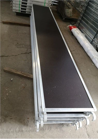 Plate-forme en aluminium avec plate-forme en contreplaqué